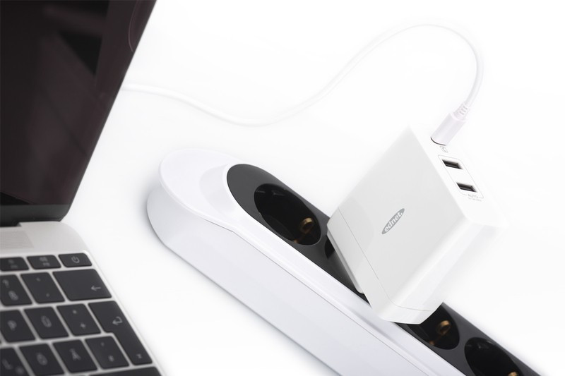 Ładowarka podróżna (EU/US/UK) 2xUSB Typ A (5V/3Amax), 1xUSB Typ C 